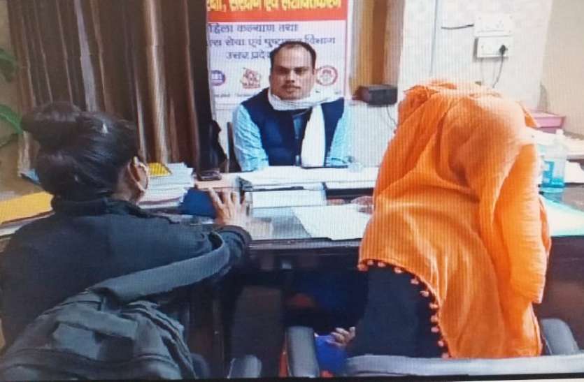 जिला समाज कल्याण अधिकारी से छात्रवृति घोटाले से संबंधित बात करती छात्राएं - फ़ोटो - पत्रिका न्यूज़ नेटवर्क 23 करोड़ के छात्रवृति घोटाले में समाज कल्याण अधिकारी निलंबित