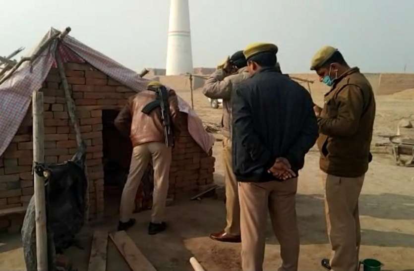 थाना नौहझील क्षेत्र में शराब पीने से हुई मौत के बाद घटना स्थल का निरीक्षण करते एसपी देहात - फ़ोटो - पत्रिका न्यूज़ नेटवर्क मथुरा में जहरीली शराब पीने से तीन की मौत