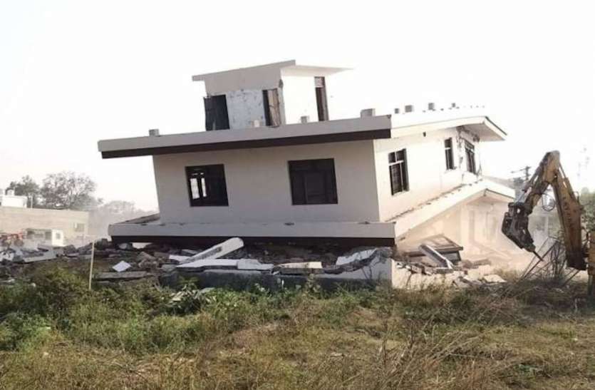 अतीक अहमद के गुर्गों के आलीशान मकान पर चला योगी सरकार का बुल्डोजर, करोड़ों में आंकी गई कीमत अतीक अहमद के गुर्गों के आलीशान मकान पर चला योगी सरकार का बुल्डोजर, करोड़ों में आंकी गई कीमत