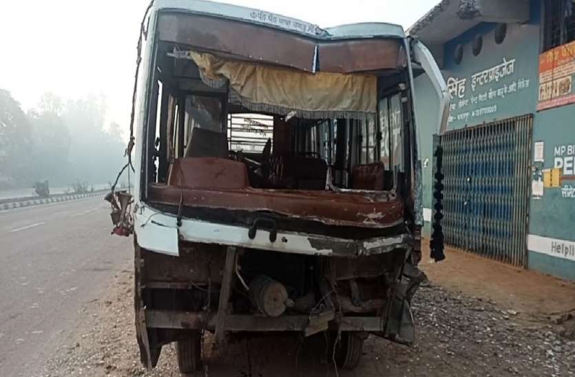 बिहार से पंजाब जा रही बस डिवाइडर में घुसी, पीछे से ट्रक ने मारी जोरदार टक्कर, हादसे में 13 यात्री घायल बिहार से पंजाब जा रही बस डिवाइडर में घुसी, पीछे से ट्रक ने मारी जोरदार टक्कर, हादसे में 13 यात्री घायल