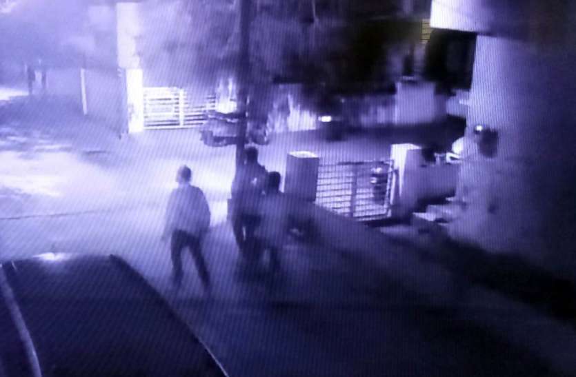 पड़ोसियों ने मकान में किया बंद, पुलिस पकड़ा पड़ोसियों ने मकान में किया बंद, पुलिस पकड़ा