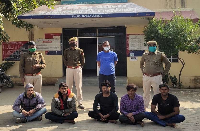 अवैध बजरी खनन: पुलिस की रैकी करते पांच गिरफ्तार अवैध बजरी खनन: पुलिस की रैकी करते पांच गिरफ्तार
