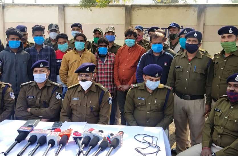 शराब बनाने की फैक्ट्री, बड़ी मात्रा में शराब बनाते ८ पकड़े शराब बनाने की फैक्ट्री, बड़ी मात्रा में शराब बनाते ८ पकड़े
