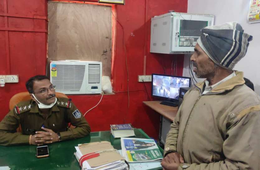 माथे पर किया टीका, पढ़े मंत्र और ले गया लाखों के जेवर माथे पर किया टीका, पढ़े मंत्र और ले गया लाखों के जेवर