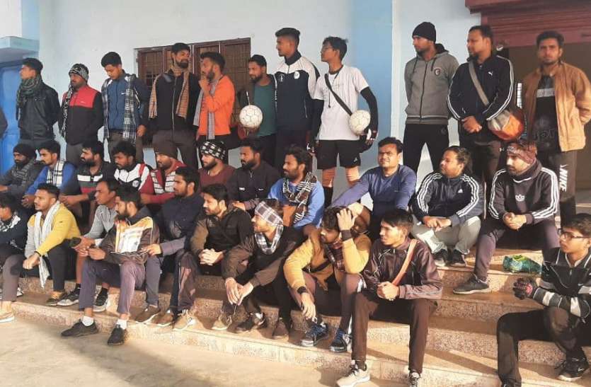 खेल अधिकारी ने फुटबॉल खिलाडिय़ों को खदेडऩे दो थानों की पुलिस बुलाई खेल अधिकारी ने फुटबॉल खिलाडिय़ों को खदेडऩे दो थानों की पुलिस बुलाई