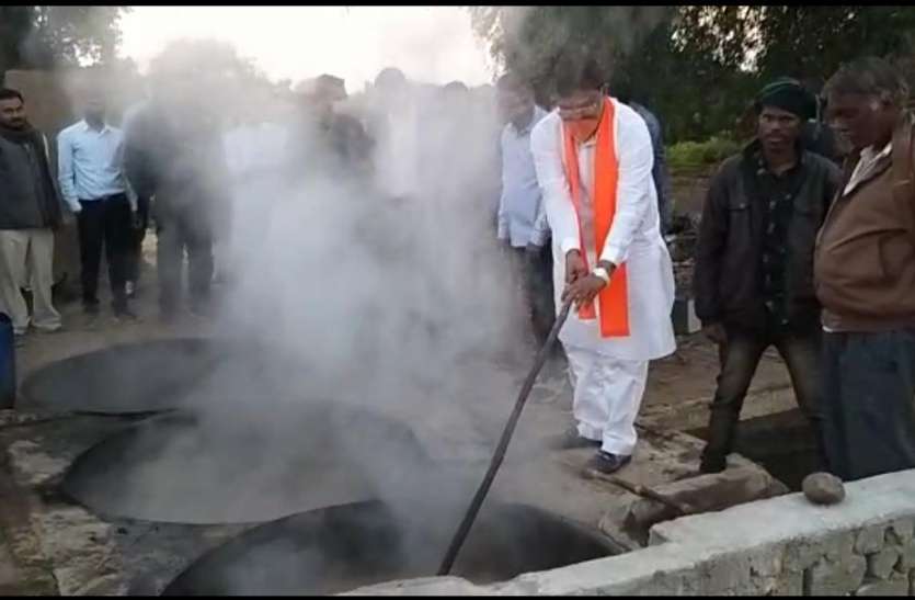 2701nsp10.jpg जैविक खेती देखने पहुंचे कृषि मंत्री कमल पटेल बनाने लगे गुड़