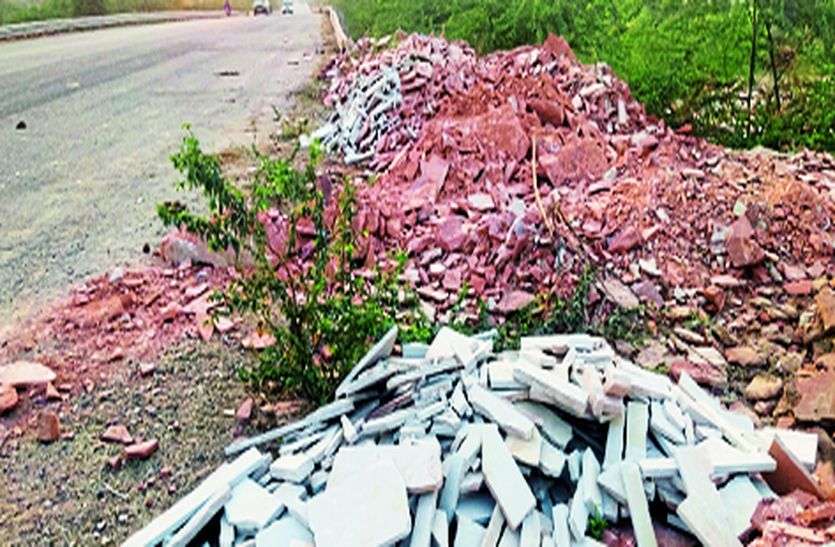 पत्थर इकाइयों के मलबे ने की सड़कों की हालात खस्ता पत्थर इकाइयों के मलबे ने की सड़कों की हालात खस्ता