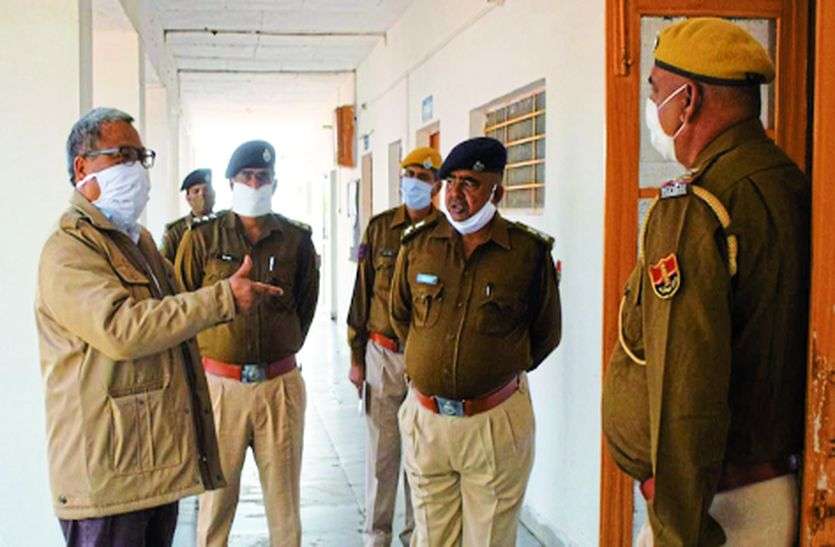 आईजी पहुंचे धौलपुर, ली पुलिस अधिकारियों की बैठक आईजी पहुंचे धौलपुर, ली पुलिस अधिकारियों की बैठक