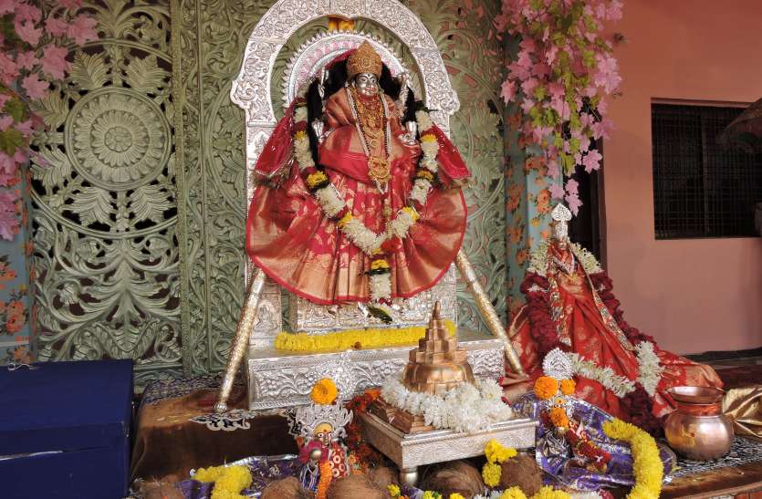 27nsp108.jpg बगासपुर पहुंचा राजराजेश्वरी देवी का रथ शंकराचार्य ने लगाये 56 भोग