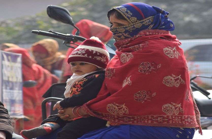 People shiver with cold winds, relief from light sunshine सर्द हवाओं से कंपकपाएं लोग, हल्की धूप से मिली राहत