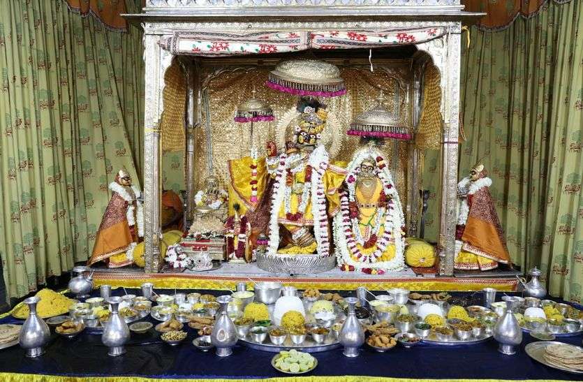 अब ठाकुरजी को लगेगा गर्म तासीर व्यंजनों का भोग, पहनेंगे गर्म दस्ताने व जुराब अब ठाकुरजी को लगेगा गर्म तासीर व्यंजनों का भोग, पहनेंगे गर्म दस्ताने व जुराब