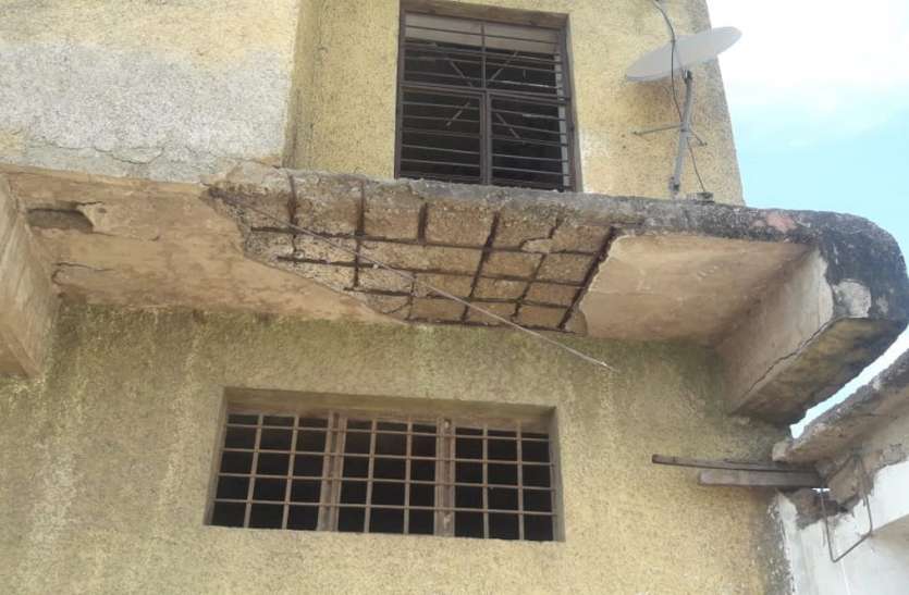 Mangal Bhavan on the verge of collapse गिरने की कगार पर मंगल भवन