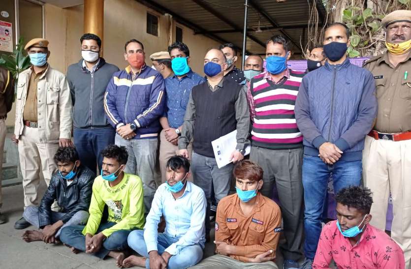 एटीएम लूट की वारदात करने वाले पांच बदमाश गिरफ्तार एटीएम लूट की वारदात करने वाले पांच बदमाश गिरफ्तार