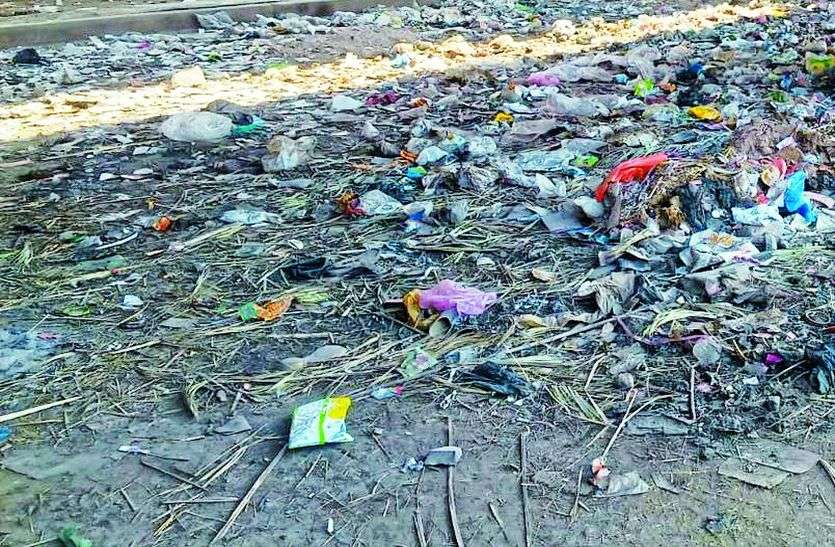 कचरे के निस्तारण के उपाय नहीं, डम्पिंग यार्ड से फैल रहा प्रदूषण कचरे के निस्तारण के उपाय नहीं, डम्पिंग यार्ड से फैल रहा प्रदूषण