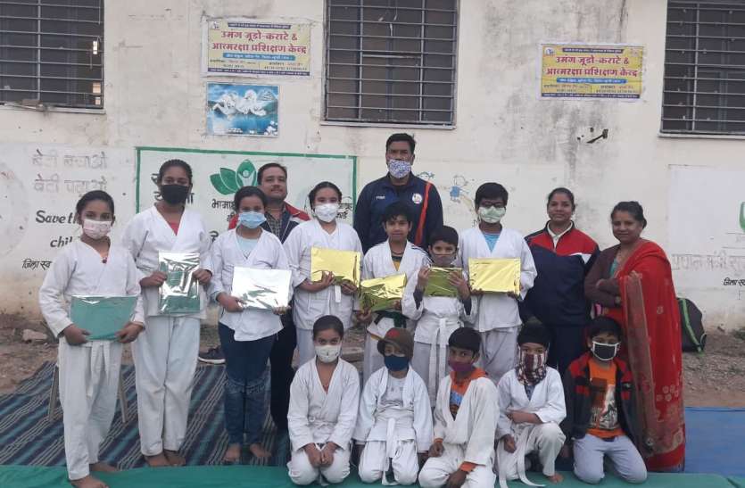 ‘सर्वाधिक-उपस्थिति और उत्कृष्ट प्रतिभागी’ प्रतियोगिता में विजेता खिलाडिय़ों को किया पुरस्कृत खेल अधिकारी ने खिलाडिय़ों को बांटे पुरस्कार ‘सर्वाधिक-उपस्थिति और उत्कृष्ट प्रतिभागी’ प्रतियोगिता में विजेता खिलाडिय़ों को किया पुरस्कृत