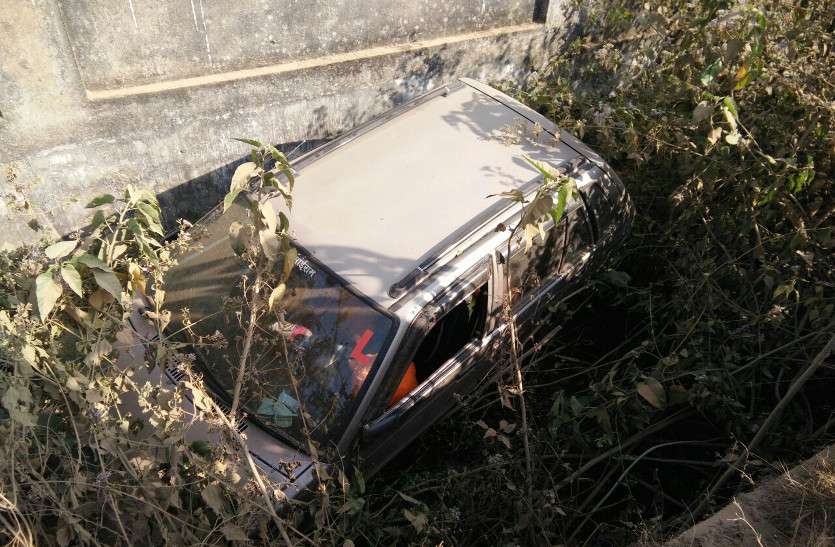 नशे में धुत युवकों ने ग्रामीण को टक्कर मार पुलिया के नीचे घुसा दी कार, डॉक्टर ने घायल को भेजा अस्पताल नशे में धुत युवकों ने ग्रामीण को टक्कर मार पुलिया के नीचे घुसा दी कार, डॉक्टर ने घायल को भेजा अस्पताल