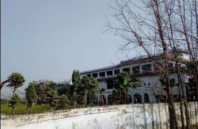 college_1608960186.jpg डिग्री कॉलेज में शराब फैक्ट्री का भंडाफोड़, पंचायत चुनाव के लिए हो रही थी तैयार