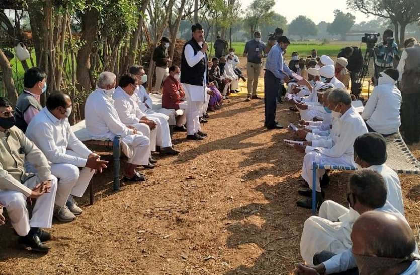 नए कृषि कानूनों के विरोध में कांग्रेस ने छेड़ा 'चलो गांव, चलो खेत' अभियान, प्रदेश अध्यक्ष चावडा ने खेत पर किसानों से की चारपाई बैठक नए कृषि कानूनों के विरोध में कांग्रेस ने छेड़ा 'चलो गांव, चलो खेत' अभियान, प्रदेश अध्यक्ष चावडा ने खेत पर किसानों से की चारपाई बैठक