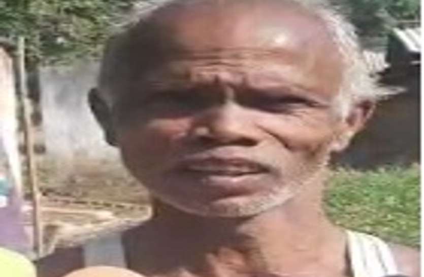 पटवारी ने किसान को सरकारी रेकॉर्ड में घोषित कर दिया मृत, अब खुद को जिंदा साबित करने दफ्तरों के काट रहा चक्कर पटवारी ने किसान को सरकारी रेकॉर्ड में घोषित कर दिया मृत, अब खुद को जिंदा साबित करने दफ्तरों के काट रहा चक्कर