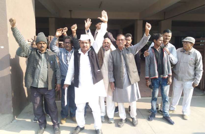 azamgarh news सूखती फसल देख किसानों के सब्र का बांध टूटा, कलेक्ट्रेट पर किया प्रदर्शन