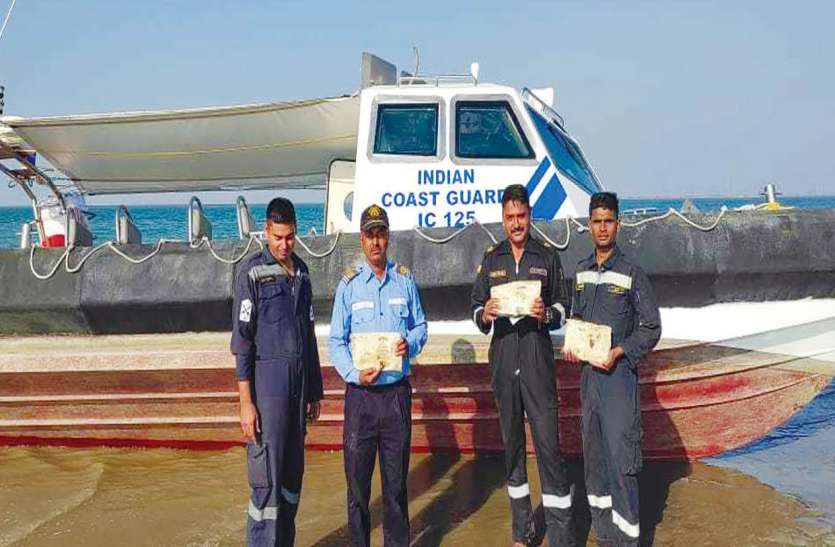 जखौ के समीप से चरस के तीन पैकेट जब्त जखौ के समीप से चरस के तीन पैकेट जब्त