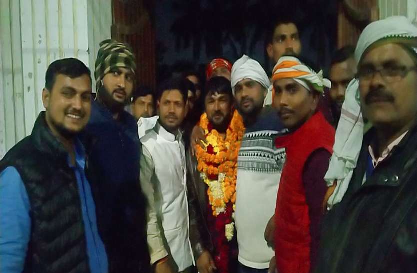 फिल्मी इस्टाइल में जेल से कार्यालय पहुंचे कांग्रेस के जिलाध्यक्ष फिल्मी इस्टाइल में जेल से कार्यालय पहुंचे कांग्रेस के जिलाध्यक्ष