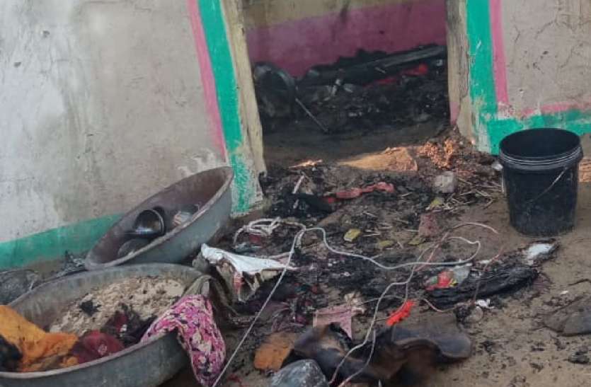 घर में लगी आग, सामान स्वाह -बीएसएफ के जवान पानी का टेंकर लेकर पहुंचे मौके पर घर में लगी आग, सामान स्वाह -बीएसएफ के जवान पानी का टेंकर लेकर पहुंचे मौके पर