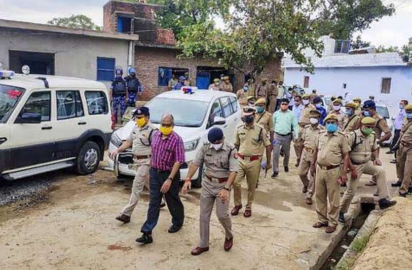 बिकरु कांड - पुलिस कर्मियों में विकास दुबे के सहयोगियों को ईडी ने किया तलब बिकरु कांड - पुलिस कर्मियों में विकास दुबे के सहयोगियों को ईडी ने किया तलब