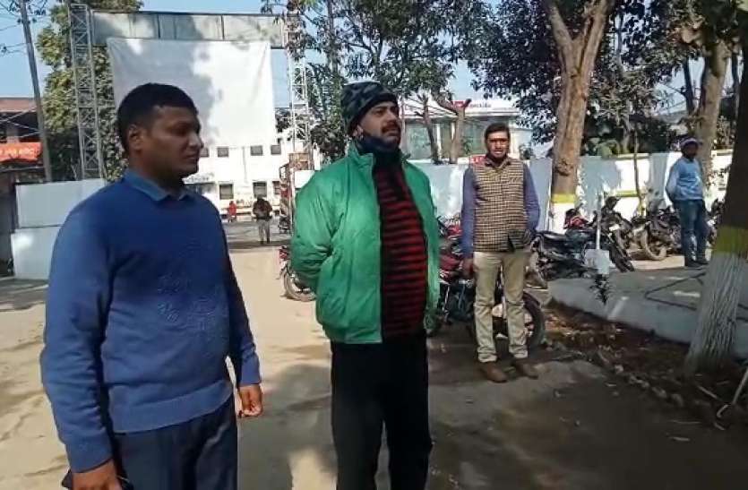 m.jpg थाने पहुंचा यूपी पुलिस का हेड कांस्टेबल, बोला- मैैं रेप का आरोपी हूं और सरेंडर करने आया हूं