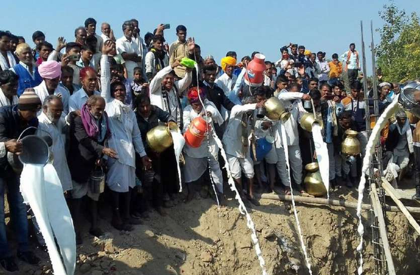 11 thousand liters of milk filled the foundation of Sanwalpura Devnara 11 हजार लीटर दूध से सांवलपुरा देवनारायण मंदिर की नींव भरी, घी, दही भी डाला