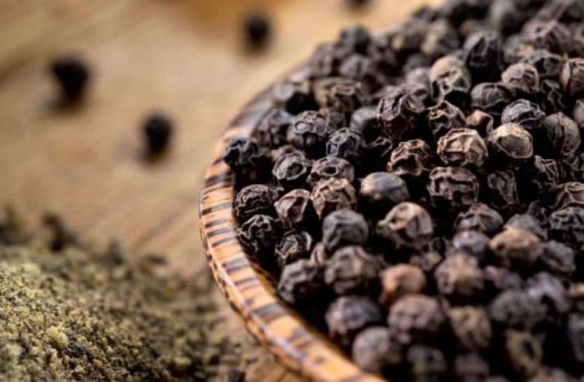 pepper.jpg सर्दी-खांसी समेत इन दिक्कतों से हैं परेशान तो काली मिर्च का सेवन है फायदेमंद