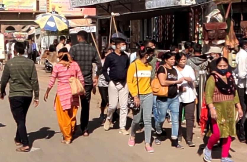 पोकरण फोर्ट, कलात्मक महलों व हवेलियों को देखकर अभिभूत हुए पर्यटक पोकरण फोर्ट, कलात्मक महलों व हवेलियों को देखकर अभिभूत हुए पर्यटक