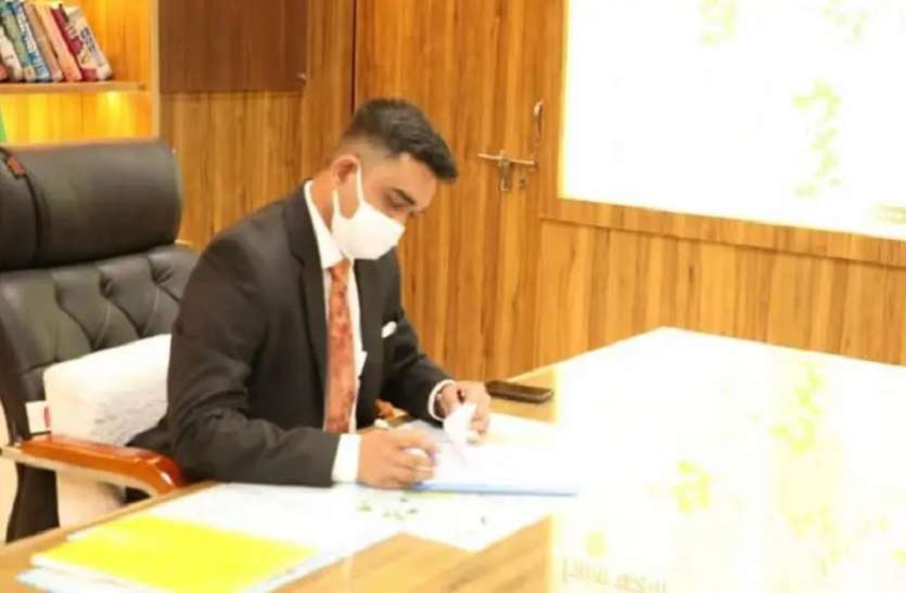 कलेक्टर कटनी प्रियंक मिश्रा कलेक्टर साहब, यहां एक स्थायी तहसीलदार तो नियुक्त करा दें...