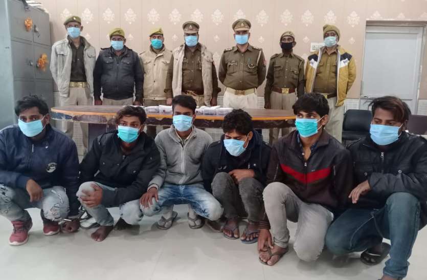 पुलिस हिरासत में खड़े साइबर क्राइम ठगी के आरोपी अभियुक्तगण पेटीएम, गूगल- पे, फेसबुक आदि के माध्यम से धोखाधडी कर किया करते थे आनलाइन ठगी. पुलिस ने किया गिरफ़्तार