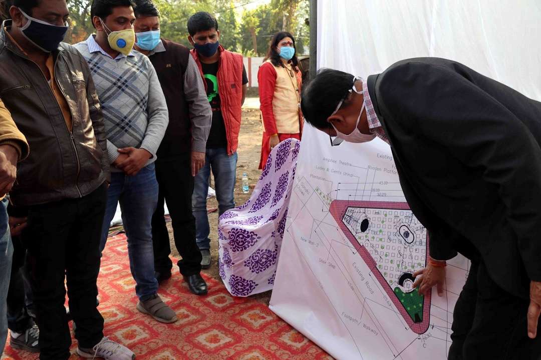 नरसिंहपुर में प्रस्तावित प्लाजा निर्माण के बाबत अपनी योजना बताते कलेक्टर वेदप्रकाश