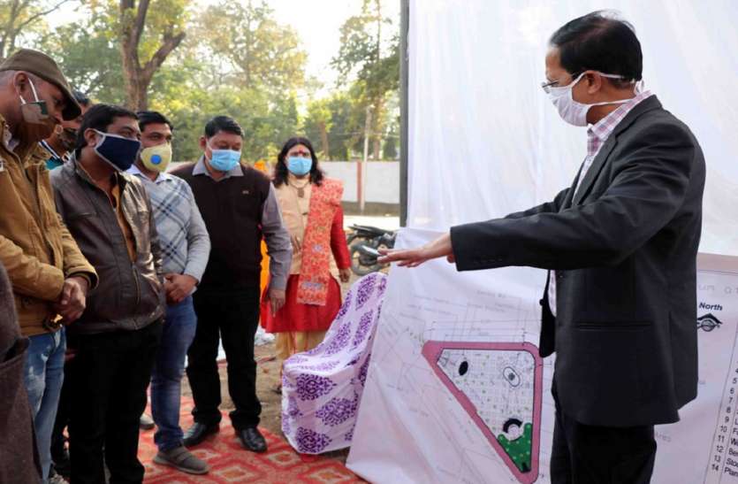 नरसिंहपुर में प्रस्तावित प्लाजा निर्माण के बाबत अपनी योजना बताते कलेक्टर वेदप्रकाश एक IAS जो हैं बेहतरीन प्लानर भी, अब MP के इस जिले को देने जा रहा नायाब तोहफा