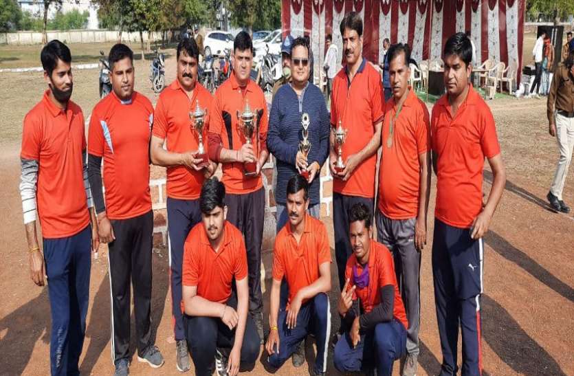 100 रन से जीती दमोह पुलिस की टीम, श्रेष्ठ गेंदबाज से नवाजे गए एसपी दमोह 100 रन से जीती दमोह पुलिस की टीम, श्रेष्ठ गेंदबाज से नवाजे गए एसपी दमोह