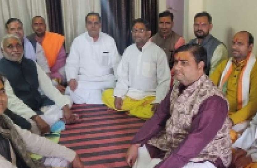 विद्वानों ने शास्त्र चर्चा की, नए सदस्य बनाए विद्वानों ने शास्त्र चर्चा की, नए सदस्य बनाए