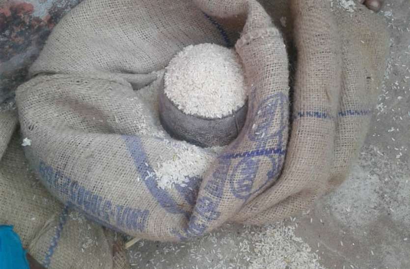 Mud in mid-day mill: Self-help groups are distributing less rice, 2 an मिड डे मिल में गडबड़ी: स्वसहायता समूह कम चावल का कर रहे वितरण, 5 की जगह 2 और 3 किलो चावल