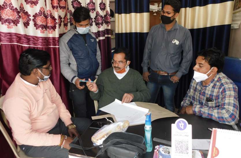 Health Department team sealed illegal pathology and X-rays स्वास्थ्य विभाग की टीम ने छापा मारा तो डॉक्टर लेने भागा कर्मचारी