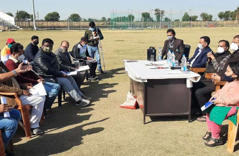 कलेक्टर, एसपी के सामने खेल अधिकारी ने भाजयुमो अध्यक्ष से की अभद्रता कलेक्टर, एसपी के सामने खेल अधिकारी ने भाजयुमो अध्यक्ष से की अभद्रता