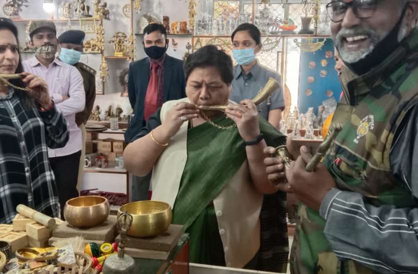 कान्हा भ्रमण में पहुंची छत्तीसगढ़ राज्यपाल, कलाकारों का बढ़ाया उत्साह कान्हा भ्रमण में पहुंची छत्तीसगढ़ राज्यपाल, कलाकारों का बढ़ाया उत्साह