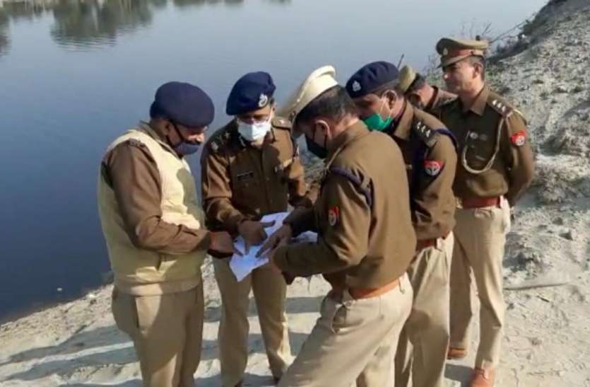वृन्दावन में लगने बाले कुम्भ मेले की अधिकारियों से चर्चा करते आईजी ए सतीश गणेश - फ़ोटो - पत्रिका न्यूज़ नेटवर्क आई जी ने कुम्भ स्थल का किया निरीक्षण