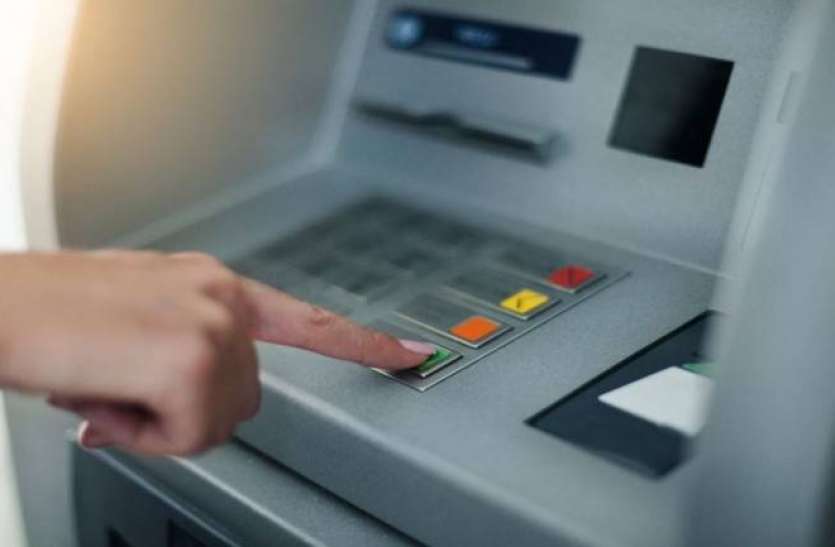 atm.jpg एटीएम से पैसा निकालते हैं तो जान लें ये बात, वरना भरनी पड़ेगी पेनाल्टी