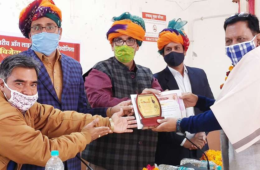 ऑनलाइन काव्य पाठ प्रतियोगिता के विजेताओं को किया सम्मानित ऑनलाइन काव्य पाठ प्रतियोगिता के विजेताओं को किया सम्मानित