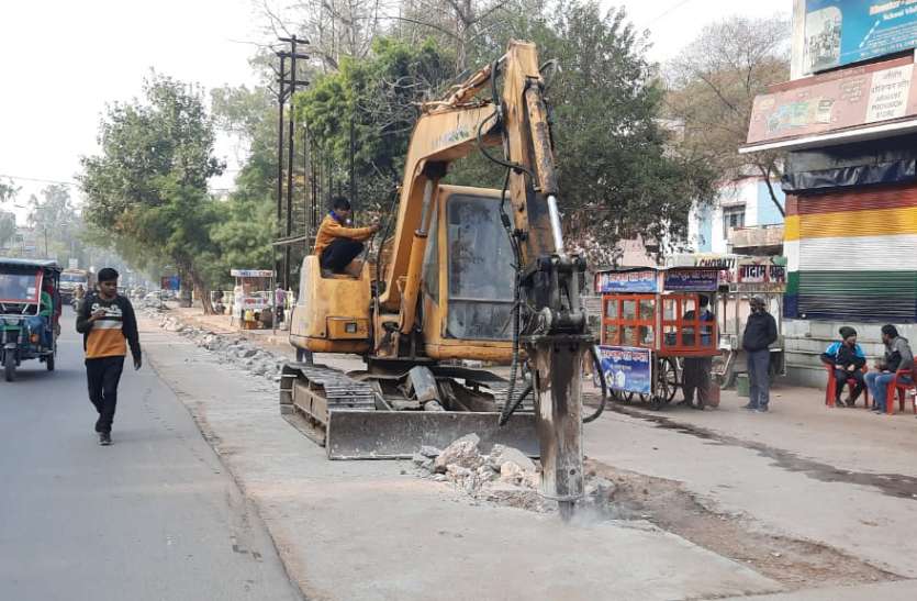 चार साल से चल रहा 75 करोड़ की परियोजना पर काम वर्ष 2016 से अबतक तीन बार बढ़ाया समय, फिर भी अमृत परियोजना का घरों तक नहीं पहुंचा पानी