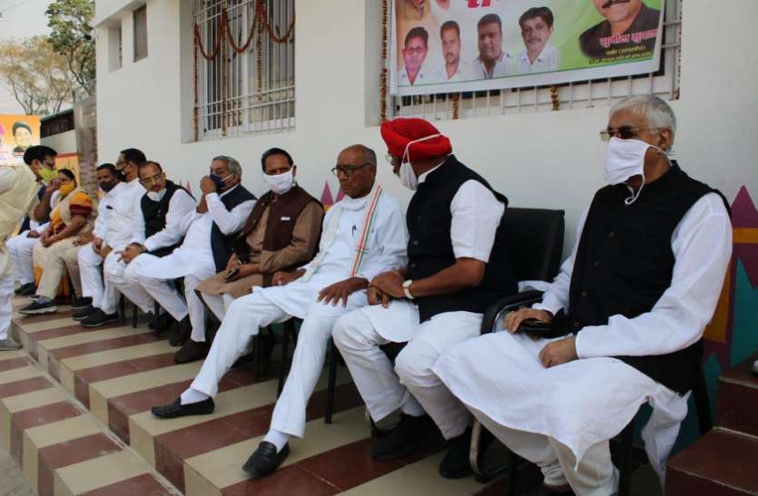 पहले मंडियों में जानवर बिकते थे, अब विधायक बिक रहे: दिग्विजय पहले मंडियों में जानवर बिकते थे, अब विधायक बिक रहे: दिग्विजय