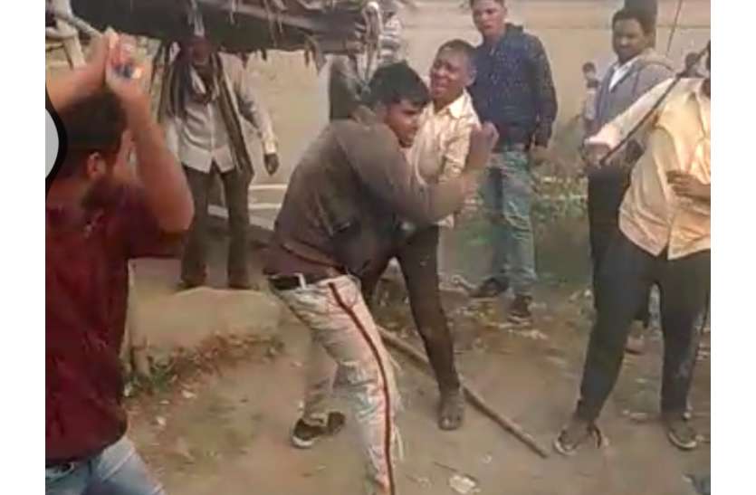 रायबरेली में बकरी चोरों के आरोपियों को ग्रामीणों ने दी तालिबानी सजा, पुलिस एक आरोपी को छोड़ा बताया मानसिक रोगी रायबरेली में बकरी चोरों के आरोपियों को ग्रामीणों ने दी तालिबानी सजा, पुलिस एक आरोपी को छोड़ा बताया मानसिक रोगी