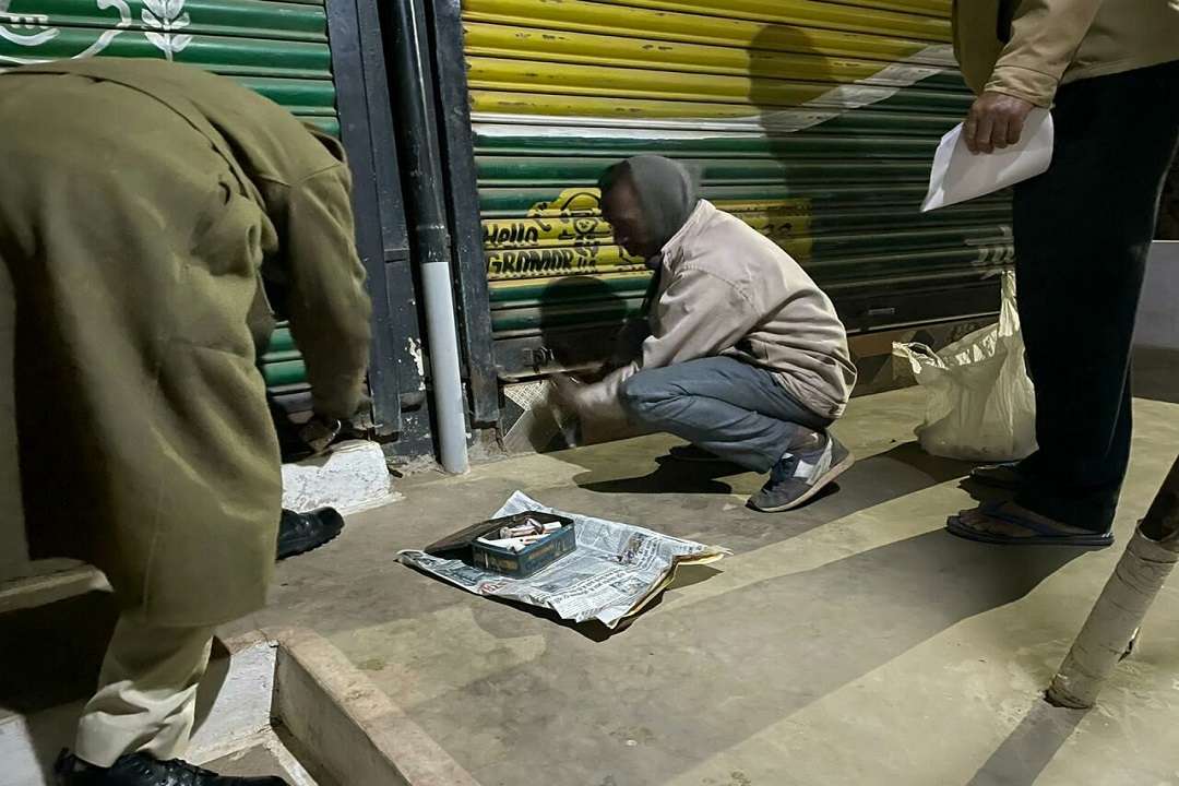 उर्वरक व कीटनाशक की दुकानें सील करते प्रशासनिक कर्मचारी