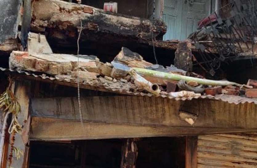 आधी रात को इलेक्ट्रीकल्स की दुकान में लगी आग आधी रात को इलेक्ट्रीकल्स की दुकान में लगी आग